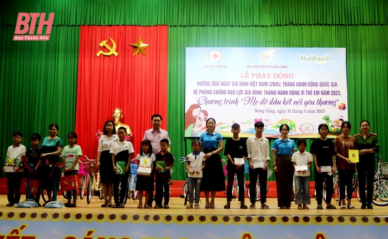Nông Cống hưởng ứng Ngày gia đình Việt Nam”, “Tháng hành động vì trẻ em” và trao quà Tết Thiếu nhi 1-6