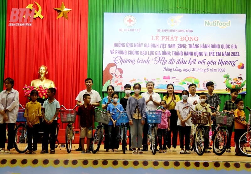 Nông Cống hưởng ứng Ngày gia đình Việt Nam”, “Tháng hành động vì trẻ em” và trao quà Tết Thiếu nhi 1-6