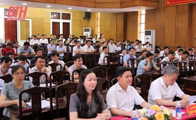Chủ tịch UBND tỉnh Đỗ Minh Tuấn và các đại biểu HĐND tỉnh tiếp xúc cử tri thị xã Nghi Sơn
