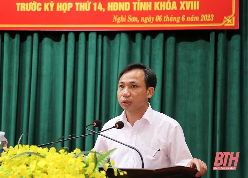 Chủ tịch UBND tỉnh Đỗ Minh Tuấn và các đại biểu HĐND tỉnh tiếp xúc cử tri thị xã Nghi Sơn
