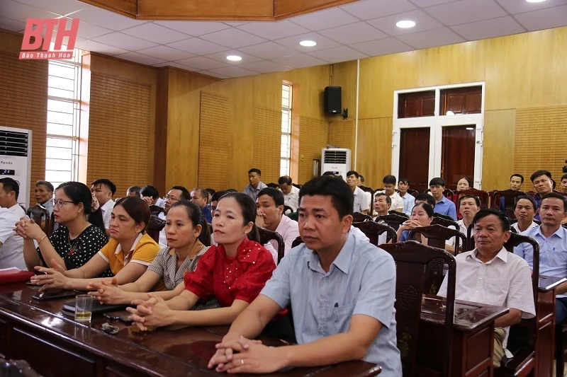 Chủ tịch UBND tỉnh Đỗ Minh Tuấn và các đại biểu HĐND tỉnh tiếp xúc cử tri thị xã Nghi Sơn