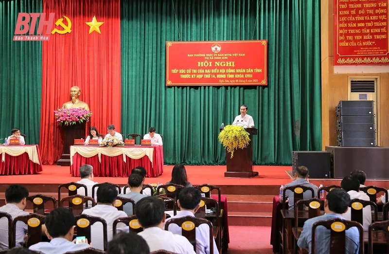 Chủ tịch UBND tỉnh Đỗ Minh Tuấn và các đại biểu HĐND tỉnh tiếp xúc cử tri thị xã Nghi Sơn