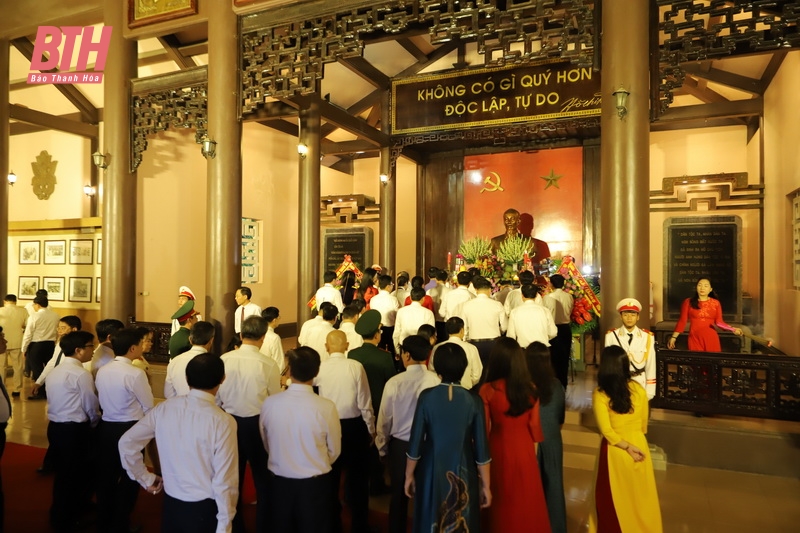 Đoàn đại biểu tỉnh Thanh Hóa dâng hoa, dâng hương tưởng niệm Chủ tịch Hồ Chí Minh