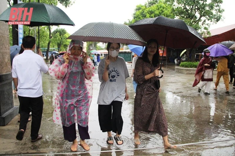 Thí sinh Thanh Hóa bước vào môn thi đầu tiên kỳ thi tuyển sinh vào lớp 10 THPT