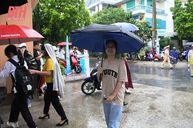 Thí sinh Thanh Hóa bước vào môn thi đầu tiên kỳ thi tuyển sinh vào lớp 10 THPT