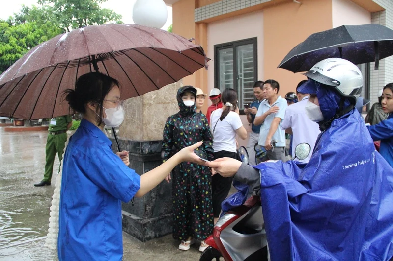 Thí sinh Thanh Hóa bước vào môn thi đầu tiên kỳ thi tuyển sinh vào lớp 10 THPT