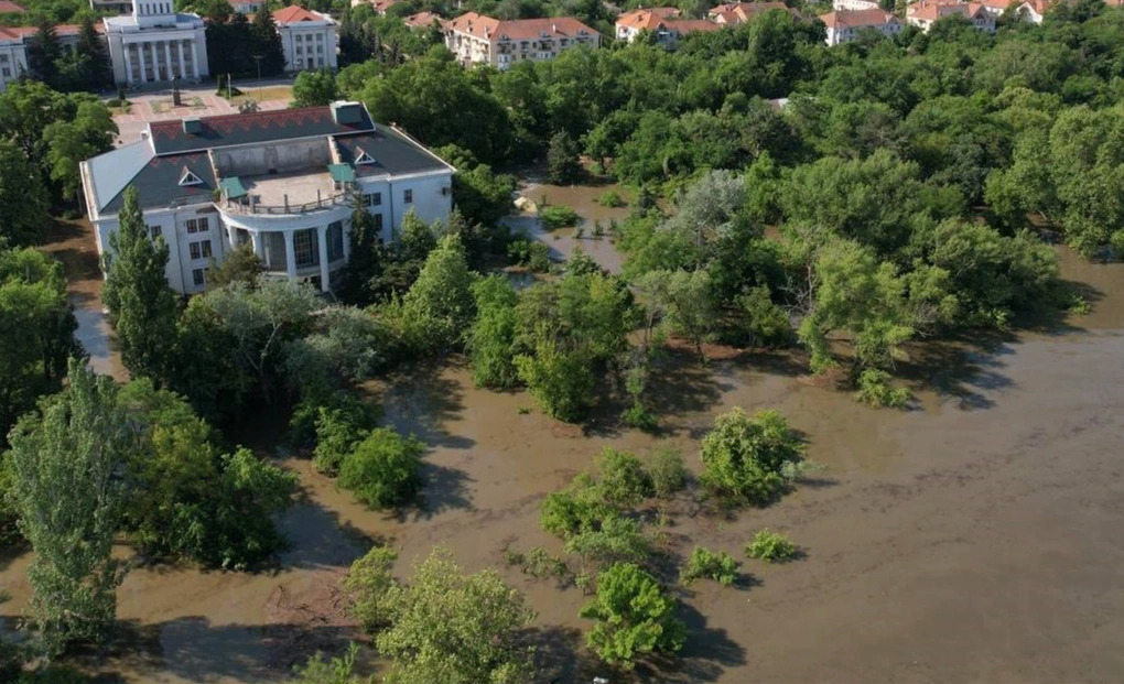 Vỡ đập thủy điện chiến lược Nova Kakhovka ở Ukraine