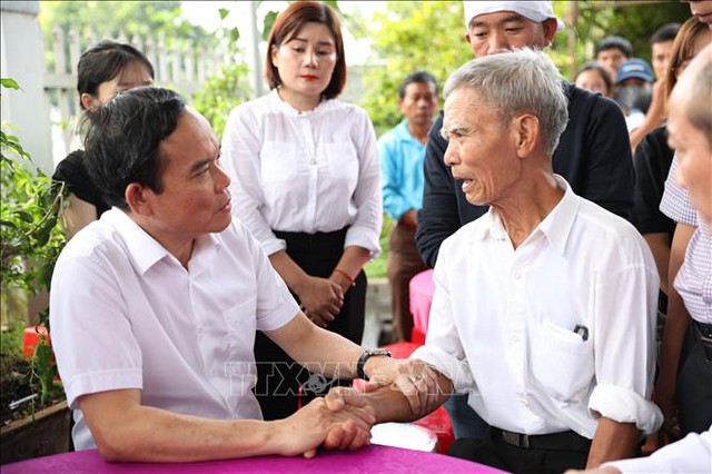 Vụ nổ súng ở Đắk Lắk: Phó Thủ tướng Trần Lưu Quang thăm, viếng, động viên gia đình các nạn nhân
