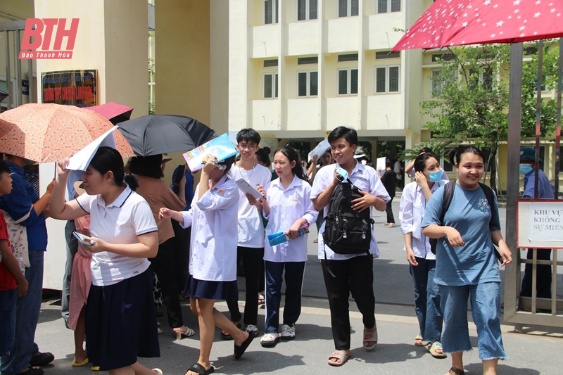 Đề thi tổ hợp các môn Khoa học xã hội: Môn Địa lí tương đối khó, có liên hệ thực tế hay
