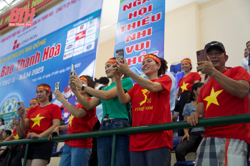 Bên lề giải Bóng đá Nhi đồng Cúp Báo Thanh Hoá lần 2 - năm 2023: Những cổ động viên “tác nghiệp” trên khán đài