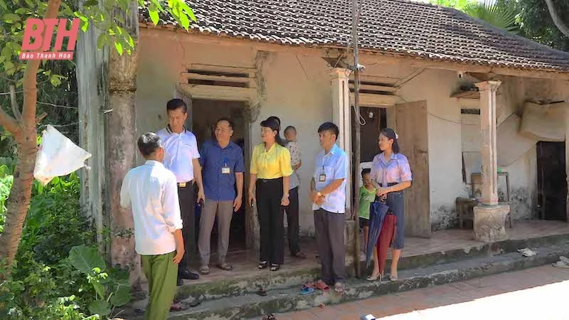 Bàn giao nhà “Đại đoàn kết” cho hộ nghèo xã Vĩnh Hưng