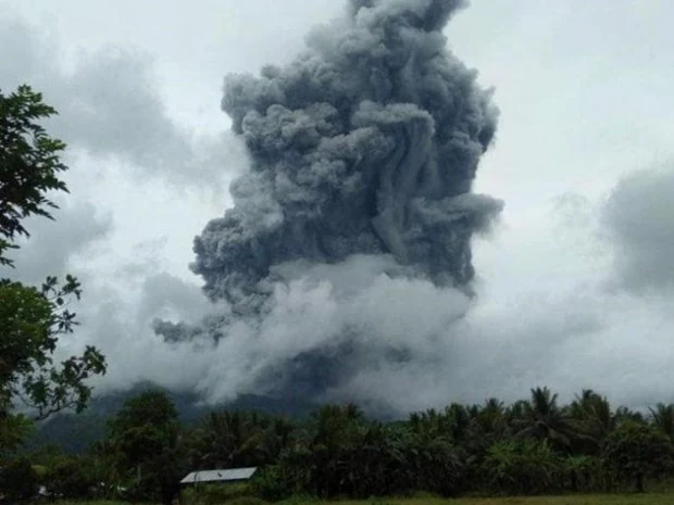 Núi lửa ở Indonesia phun trào, phóng tro nóng xa tới 2km