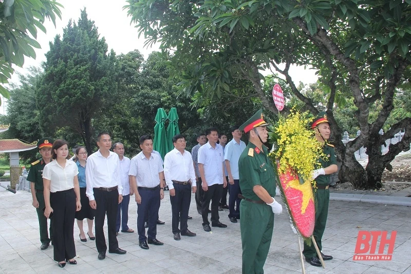 Trưởng Ban Quản lý KKTNS&CKCN tỉnh viếng nghĩa trang liệt sĩ và thăm, tặng quà gia đình chính sách trên địa bàn thị xã Bỉm Sơn