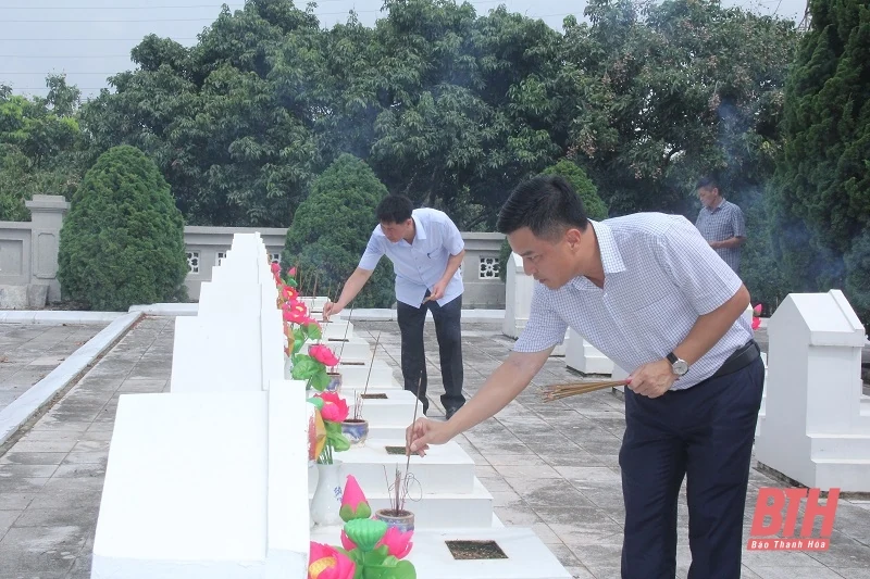 Trưởng Ban Quản lý KKTNS&CKCN tỉnh viếng nghĩa trang liệt sĩ và thăm, tặng quà gia đình chính sách trên địa bàn thị xã Bỉm Sơn