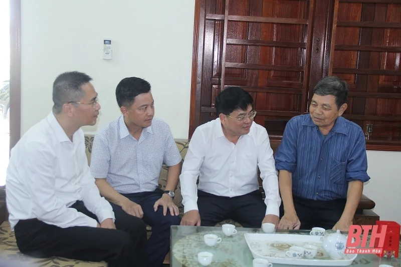 Trưởng Ban Quản lý KKTNS&CKCN tỉnh viếng nghĩa trang liệt sĩ và thăm, tặng quà gia đình chính sách trên địa bàn thị xã Bỉm Sơn