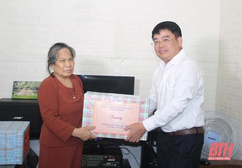 Trưởng Ban Quản lý KKTNS&CKCN tỉnh viếng nghĩa trang liệt sĩ và thăm, tặng quà gia đình chính sách trên địa bàn thị xã Bỉm Sơn
