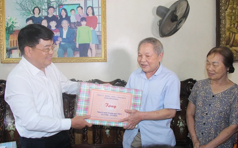 Trưởng Ban Quản lý KKTNS&CKCN tỉnh viếng nghĩa trang liệt sĩ và thăm, tặng quà gia đình chính sách trên địa bàn thị xã Bỉm Sơn