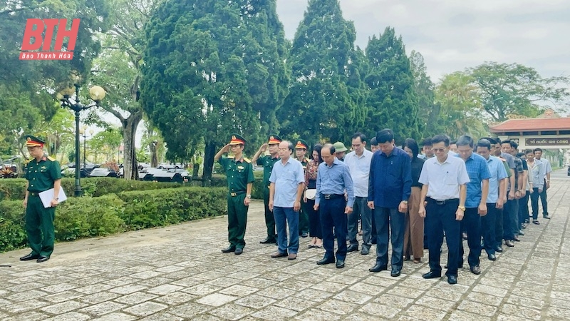 Phó Chủ tịch Thường trực HĐND tỉnh Lê Tiến Lam viếng nghĩa trang liệt sĩ và thăm, tặng quà gia đình chính sách huyện Hoằng Hóa