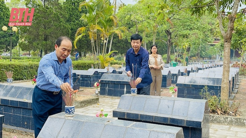 Phó Chủ tịch Thường trực HĐND tỉnh Lê Tiến Lam viếng nghĩa trang liệt sĩ và thăm, tặng quà gia đình chính sách huyện Hoằng Hóa