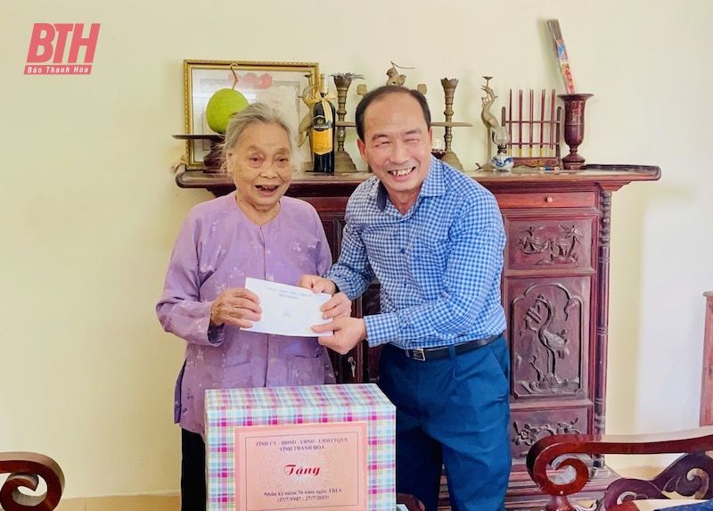 Phó Chủ tịch Thường trực HĐND tỉnh Lê Tiến Lam viếng nghĩa trang liệt sĩ và thăm, tặng quà gia đình chính sách huyện Hoằng Hóa