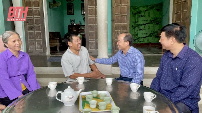 Phó Chủ tịch Thường trực HĐND tỉnh Lê Tiến Lam viếng nghĩa trang liệt sĩ và thăm, tặng quà gia đình chính sách huyện Hoằng Hóa