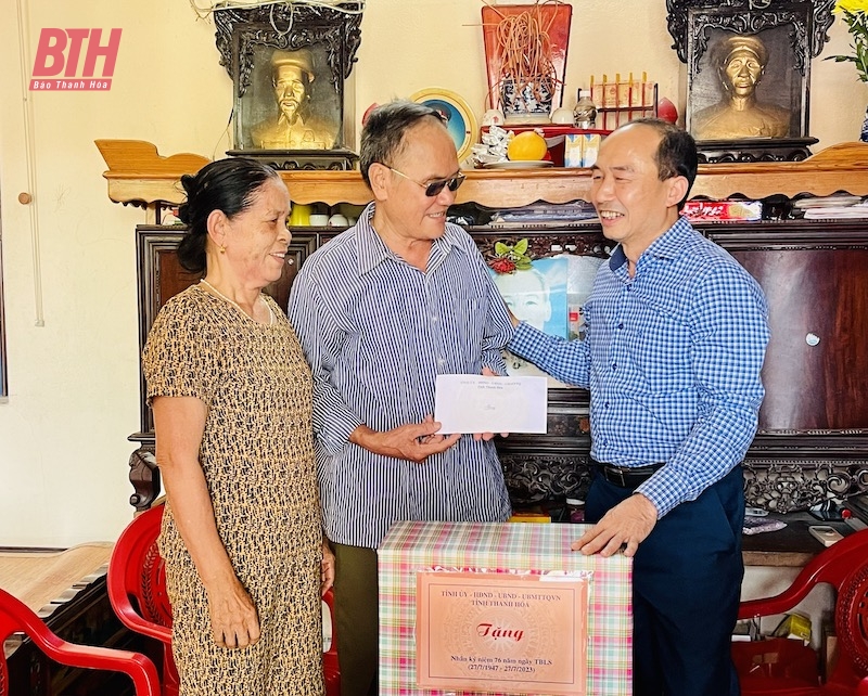 Phó Chủ tịch Thường trực HĐND tỉnh Lê Tiến Lam viếng nghĩa trang liệt sĩ và thăm, tặng quà gia đình chính sách huyện Hoằng Hóa