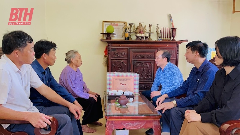 Phó Chủ tịch Thường trực HĐND tỉnh Lê Tiến Lam viếng nghĩa trang liệt sĩ và thăm, tặng quà gia đình chính sách huyện Hoằng Hóa