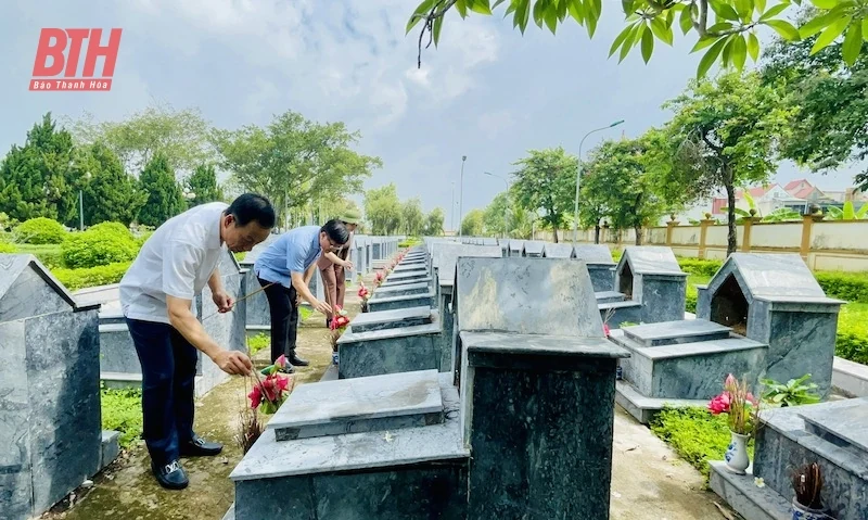 Chủ nhiệm Ủy ban Kiểm tra Tỉnh ủy Lê Quang Hùng viếng Nghĩa trang liệt sĩ và thăm, tặng quà gia đình chính sách tại huyện Hậu Lộc