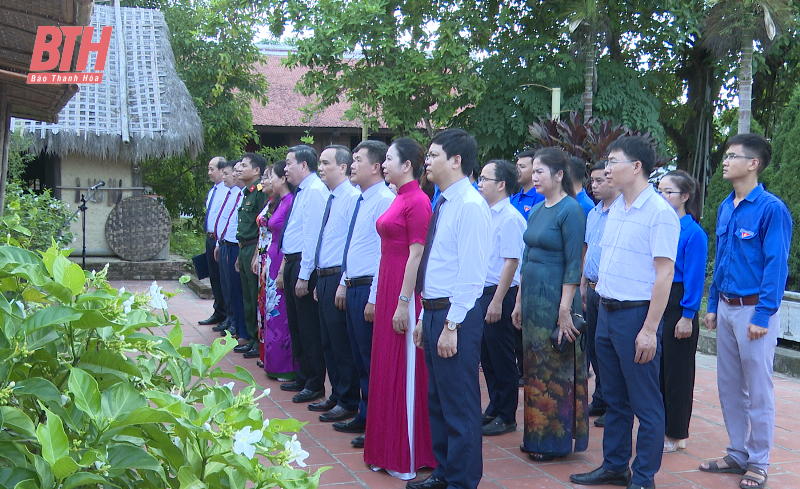 Lãnh đạo huyện Thọ Xuân dâng hương tại Di tích lịch sử cách mạng Yên Trường