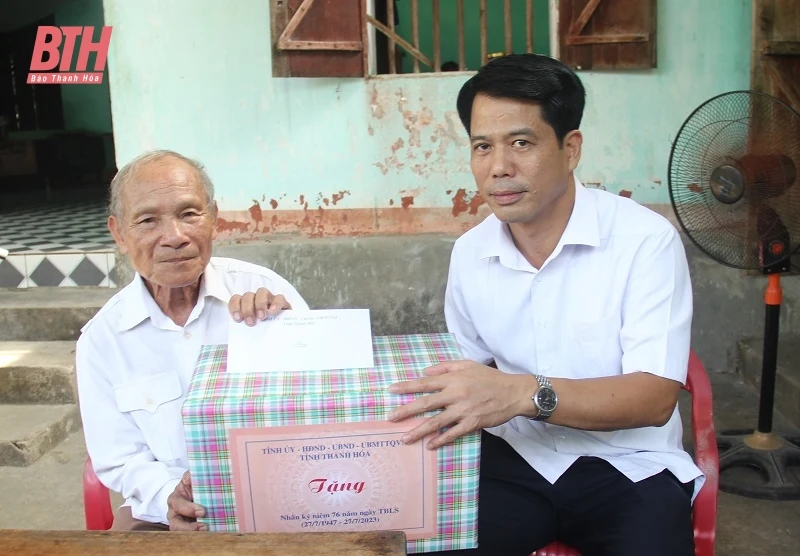 Trưởng Ban Tuyên giáo Tỉnh ủy Đào Xuân Yên viếng nghĩa trang liệt sĩ và thăm, tặng quà gia đình chính sách huyện Nông Cống