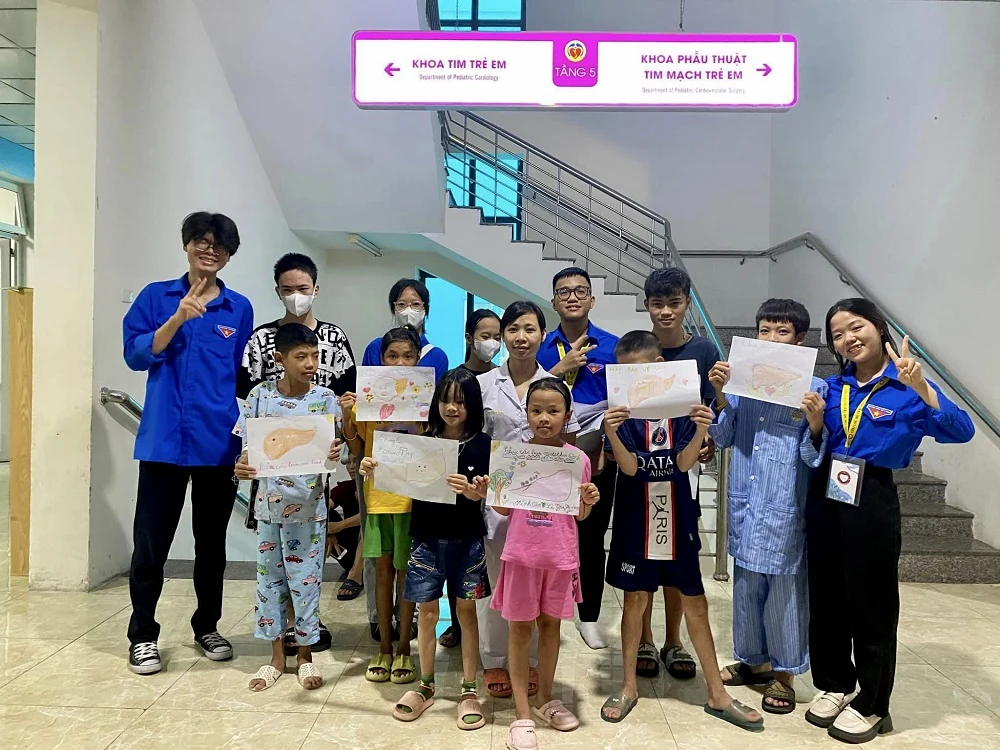 Vẽ tranh “Lá gan xanh – Sống an lành” kêu gọi mọi người hãy bảo vệ gan