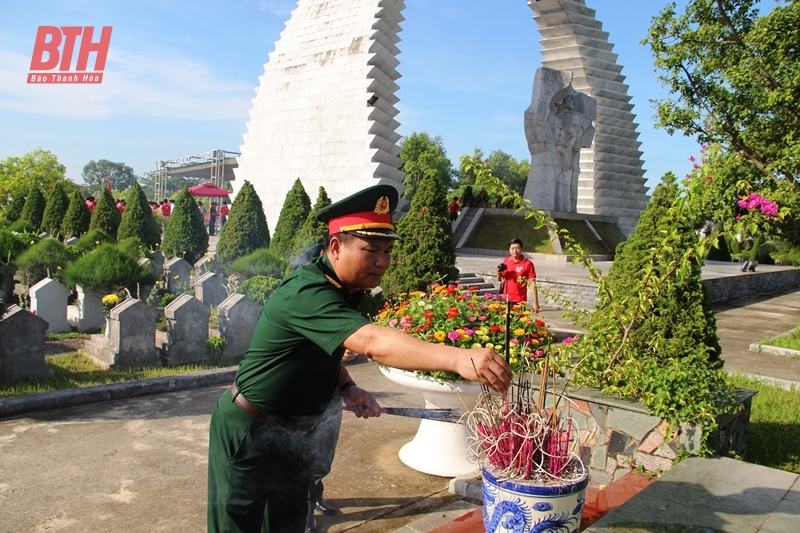 Viettel Thanh Hóa dâng hương tưởng niệm các anh hùng liệt sĩ tại Nghĩa trang liệt sĩ Hàm Rồng