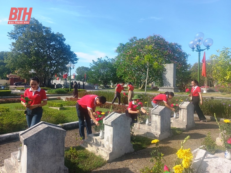 Viettel Thanh Hóa dâng hương tưởng niệm các anh hùng liệt sĩ tại Nghĩa trang liệt sĩ Hàm Rồng