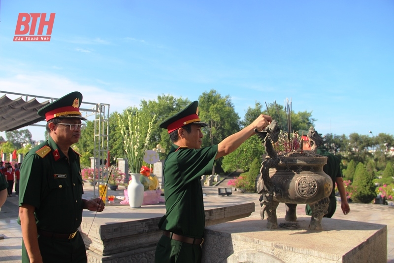 Viettel Thanh Hóa dâng hương tưởng niệm các anh hùng liệt sĩ tại Nghĩa trang liệt sĩ Hàm Rồng