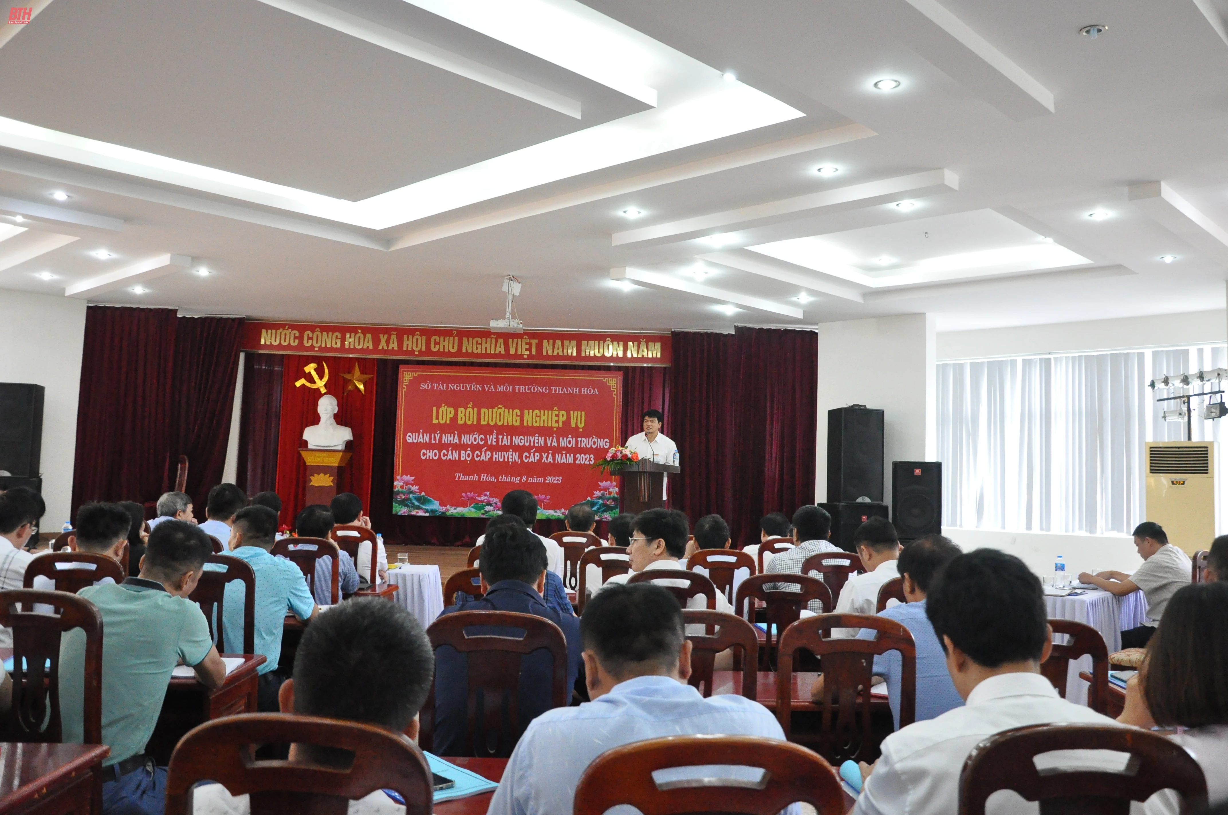 Nâng cao hiệu quả công tác quản lý nhà nước về Tài nguyên và Môi trường cho cán bộ cấp huyện, xã