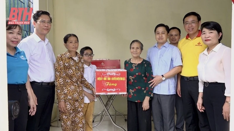 Bàn giao nhà “Đại đoàn kết” cho hộ nghèo huyện Vĩnh Lộc