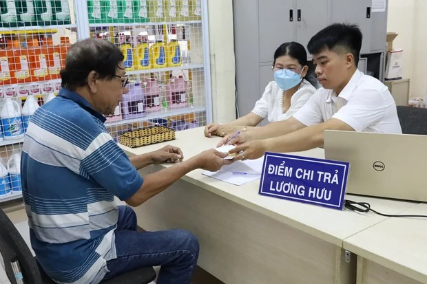 100% người hưởng qua tài khoản ATM đã nhận tiền lương hưu, trợ cấp mới