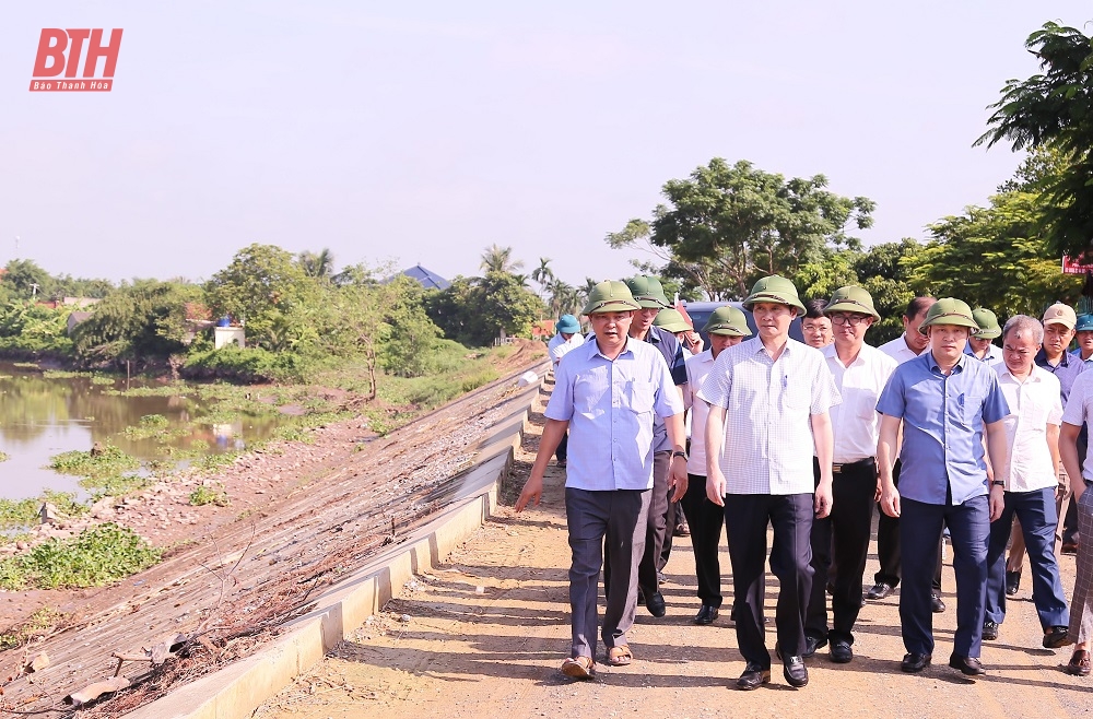Chủ tịch UBND tỉnh Đỗ Minh Tuấn kiểm tra một số dự án xử lý khẩn cấp sự cố sạt lở đê và xâm thực bờ biển