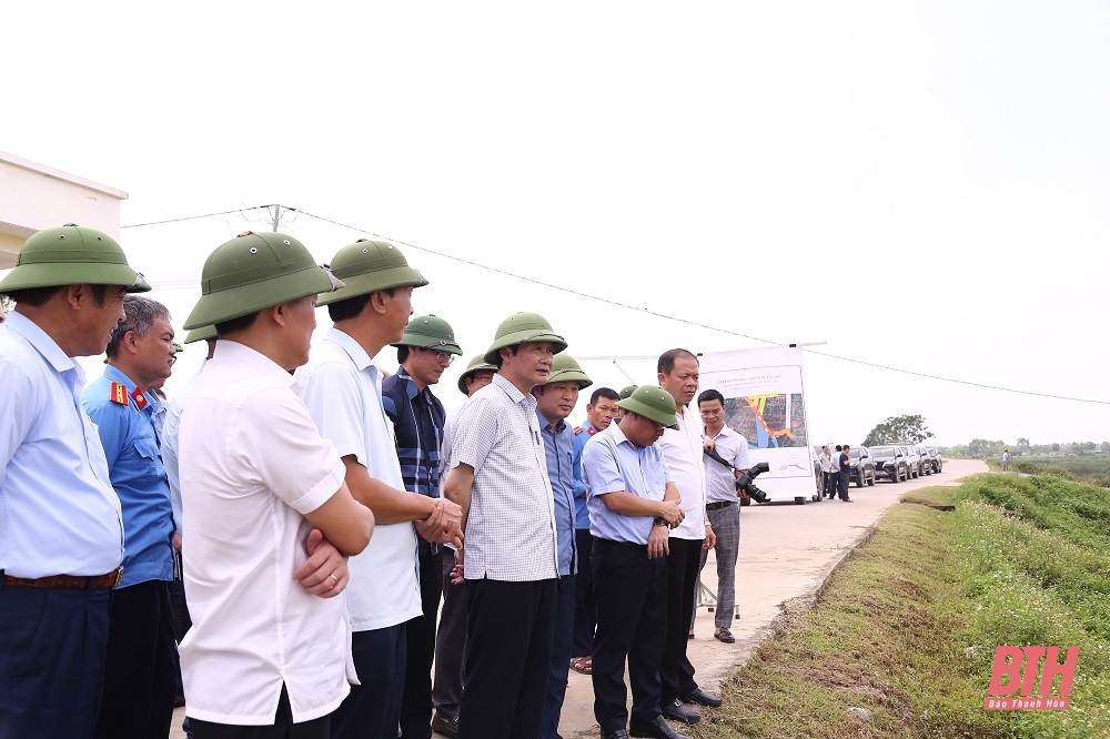Chủ tịch UBND tỉnh Đỗ Minh Tuấn kiểm tra một số dự án xử lý khẩn cấp sự cố sạt lở đê và xâm thực bờ biển