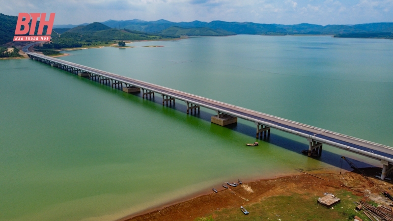 Mãn nhãn với cầu vượt hồ dài nhất cao tốc Bắc - Nam đoạn QL45 - Nghi Sơn