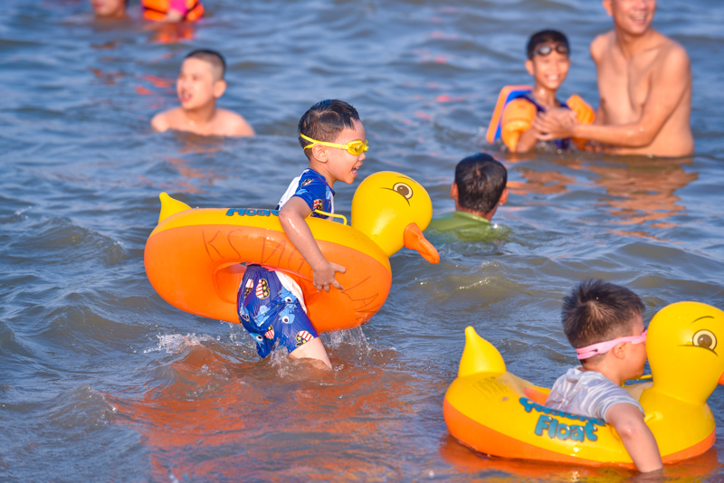 Biển Sầm Sơn đông nghịt người trong ngày đầu nghỉ lễ Quốc khánh