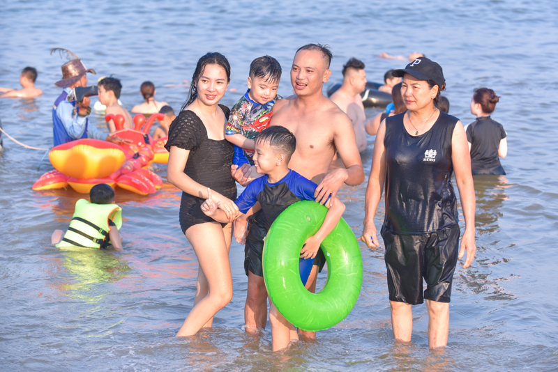 Biển Sầm Sơn đông nghịt người trong ngày đầu nghỉ lễ Quốc khánh