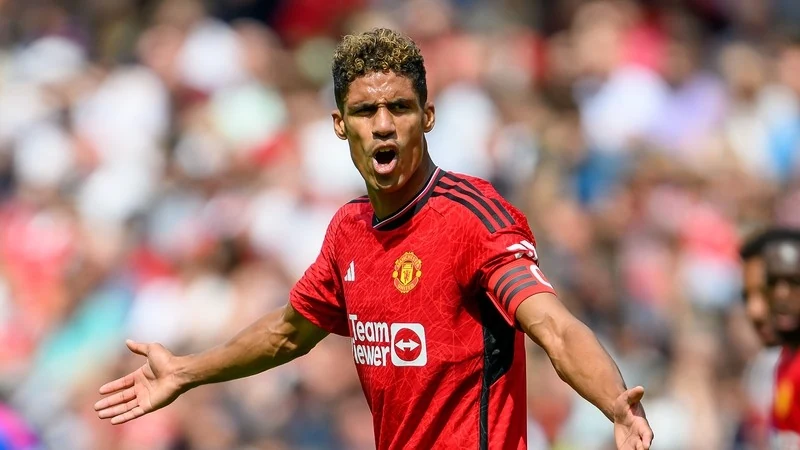 Bình Dương chiêu mộ cựu đội trưởng Đông Á Thanh Hóa; Man Utd nhận tin dữ từ Raphael Varane