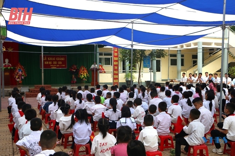 Công ty TNHH MTV Thủy điện Trung Sơn trao tặng tivi cho các trường học trên địa bàn
