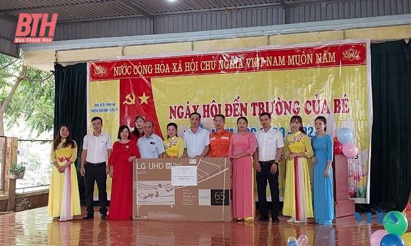 Công ty TNHH MTV Thủy điện Trung Sơn trao tặng tivi cho các trường học trên địa bàn