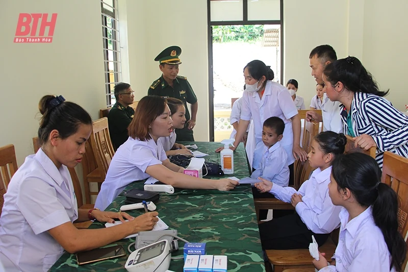 Tặng quà, khám bệnh và cấp thuốc cho người dân bản Lơi, tỉnh Hủa Phăn