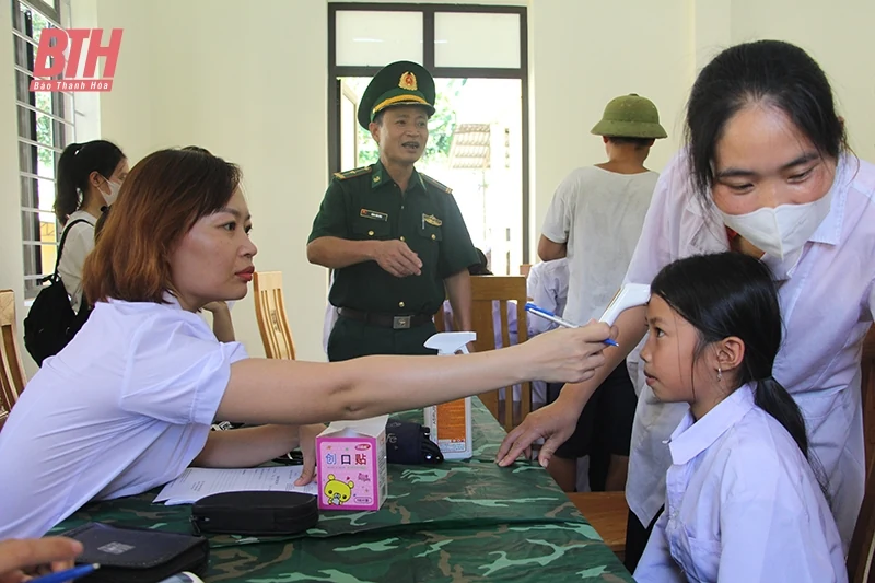 Tặng quà, khám bệnh và cấp thuốc cho người dân bản Lơi, tỉnh Hủa Phăn