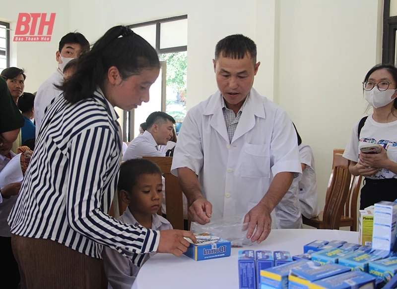 Tặng quà, khám bệnh và cấp thuốc cho người dân bản Lơi, tỉnh Hủa Phăn