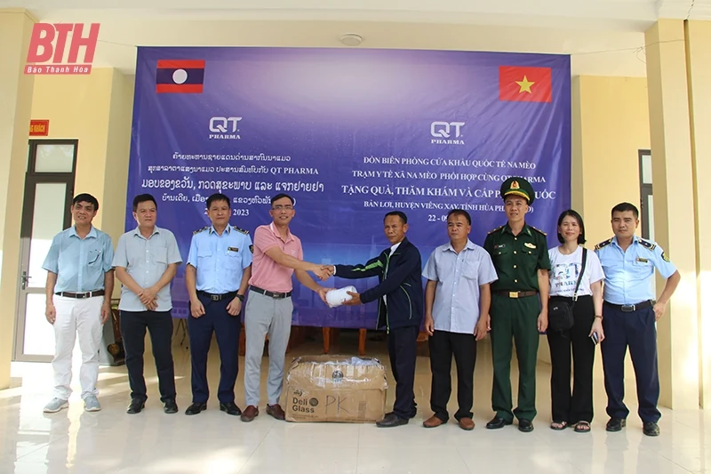 Tặng quà, khám bệnh và cấp thuốc cho người dân bản Lơi, tỉnh Hủa Phăn