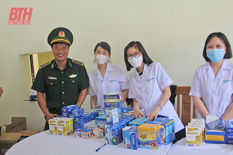 Tặng quà, khám bệnh và cấp thuốc cho người dân bản Lơi, tỉnh Hủa Phăn